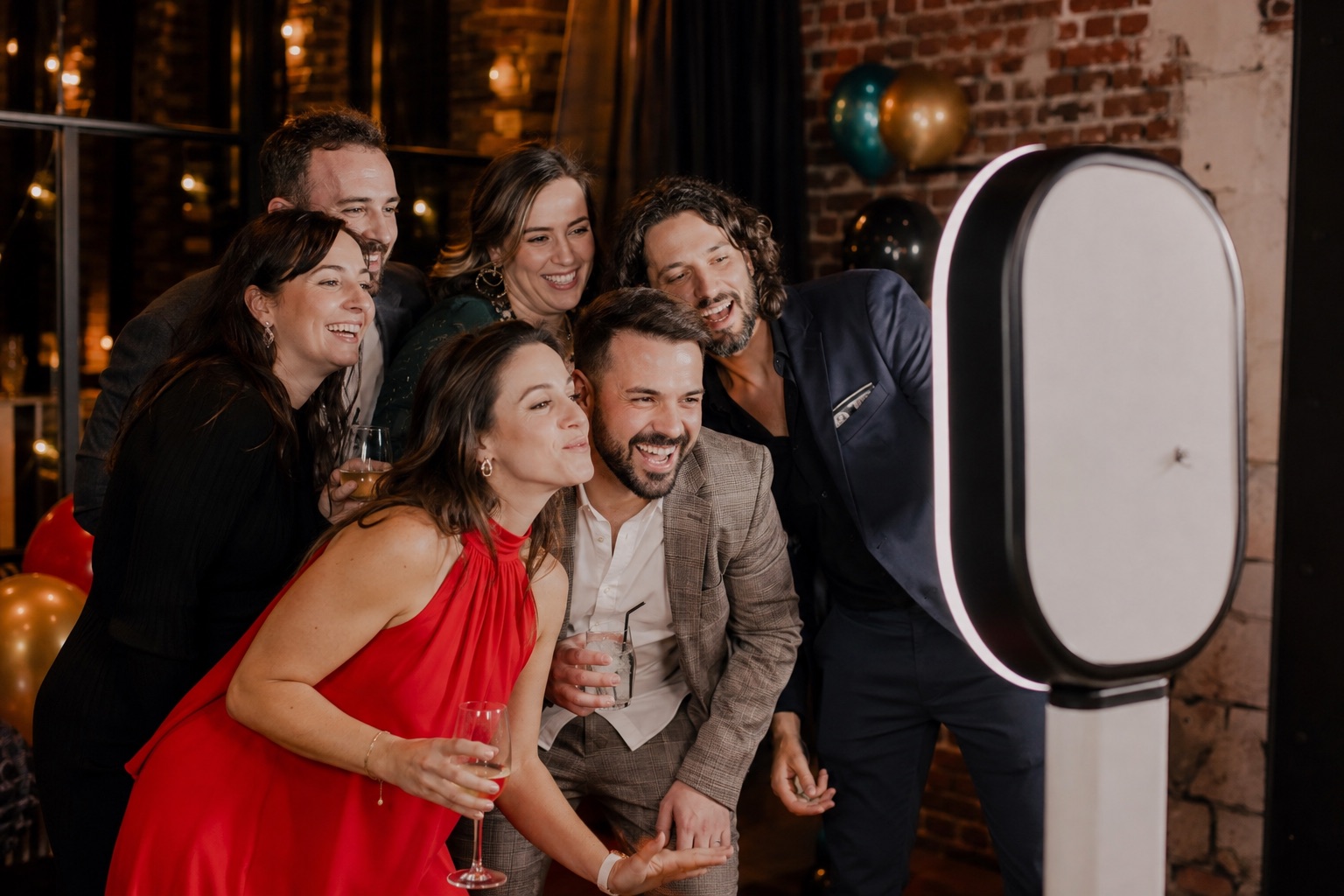 Vrienden poseren samen bij de photobooth op een verjaardagsfeest